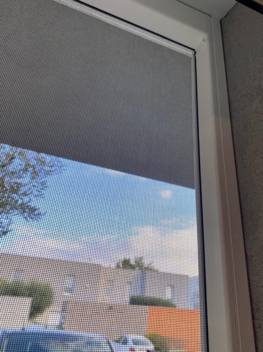 Vue sur la moustiquaire en détails
Les moustiquaires sur mesure AMB