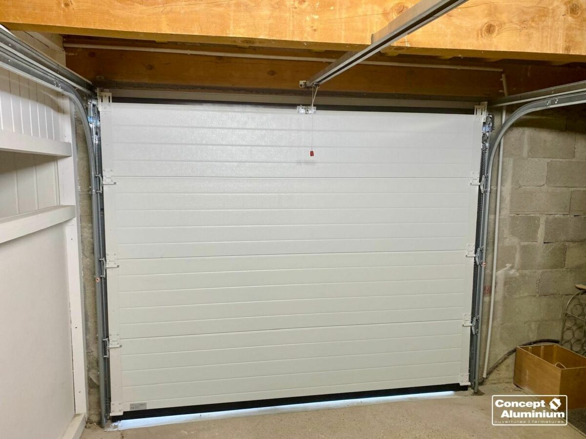 Porte de garage fermée vue intérieur