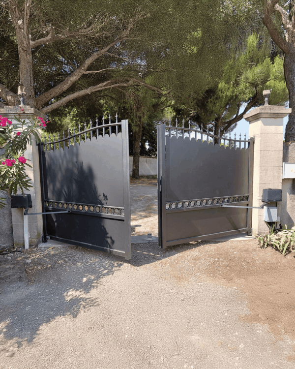 Portail aluminium battant motorisé La Toulousaine, modèle Lastours, installé à Mauguio (34) par concept Aluminium